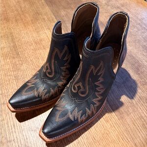 ARIAT WOMEN'S DIXON BROOKLYN FASHION BOOTIES - SNIP TOE